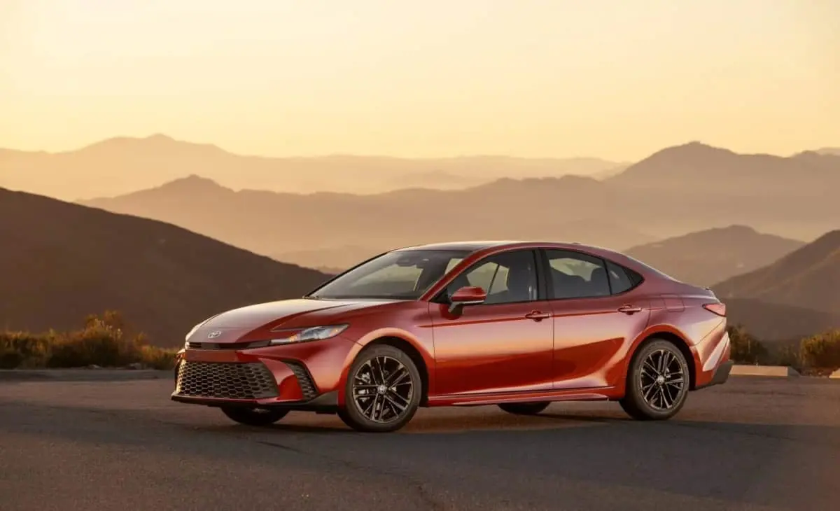 Te presentamos el Camry 2025, uno de los sedanes medianos favoritos. Foto: Toyota