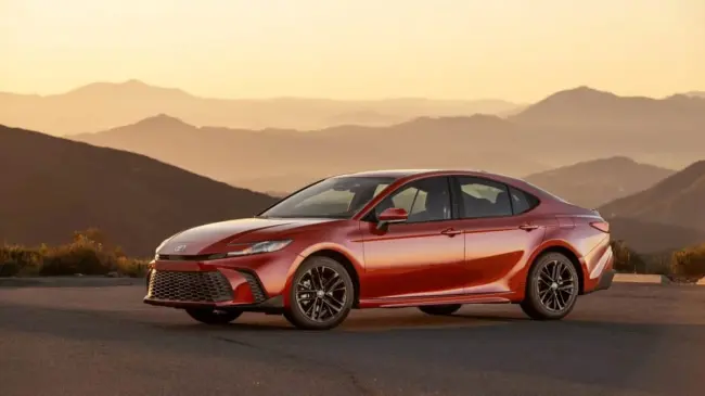 Te presentamos el Camry 2025, uno de los sedanes medianos favoritos. Foto: Toyota