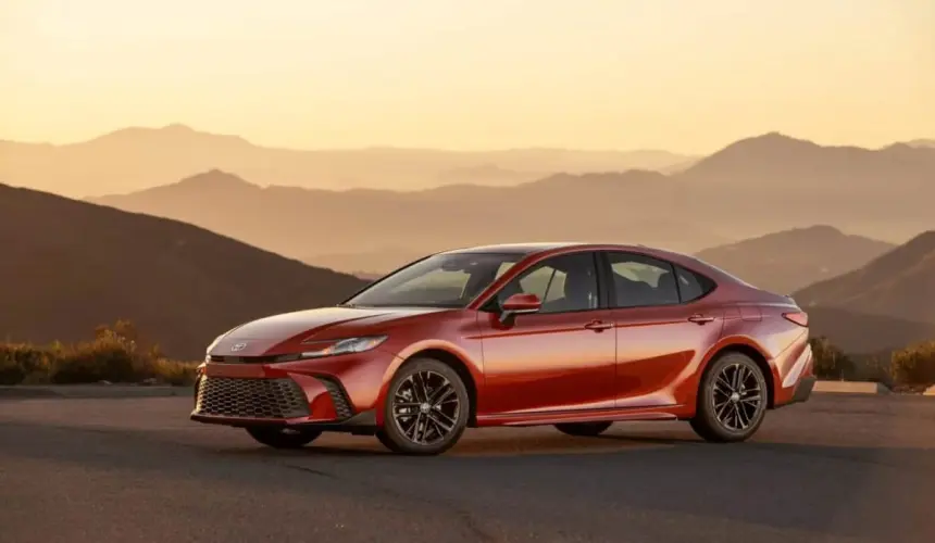 Te presentamos el Camry 2025, uno de los sedanes medianos favoritos. Foto: Toyota