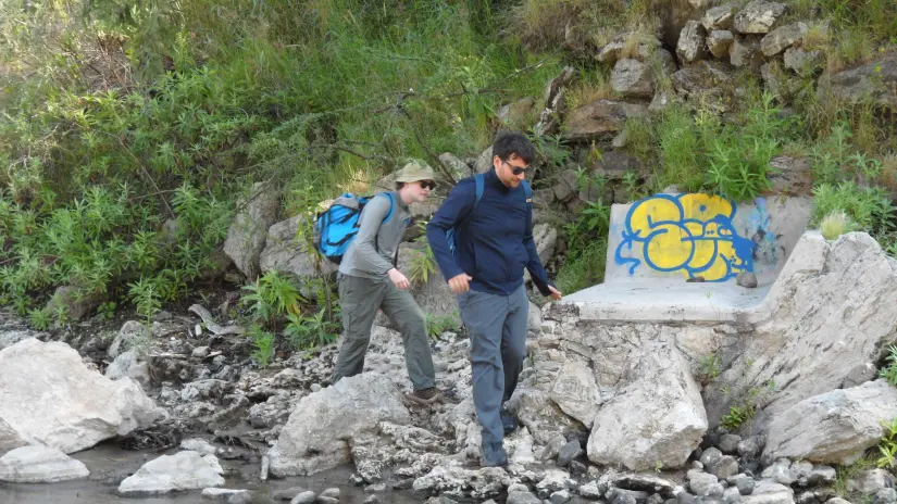 Turistas en las aguas termales del Río Caliente.