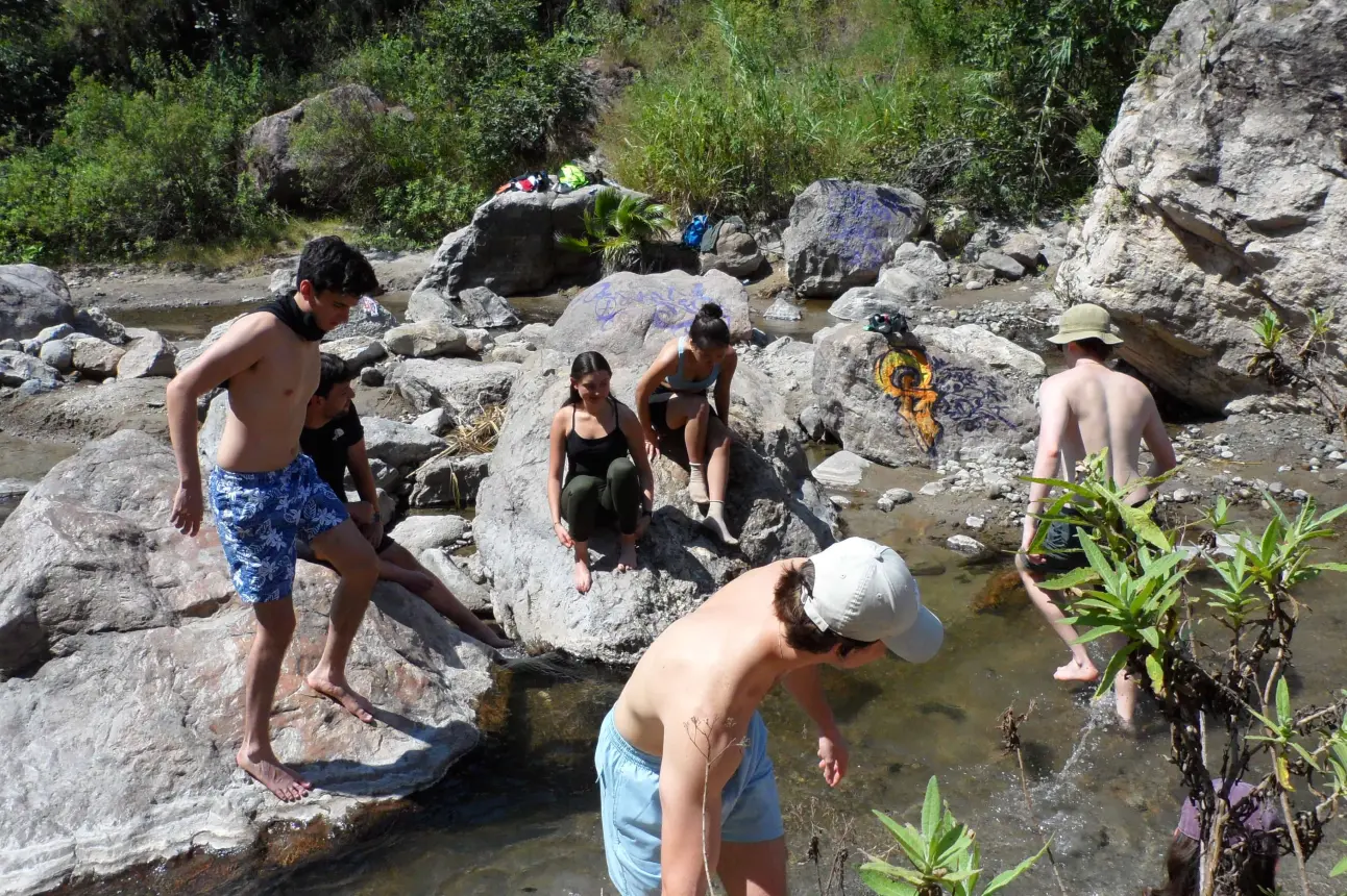 El Río Caliente es una manifestación natural de las aguas termales que emanan del suelo volcánico del bosque.