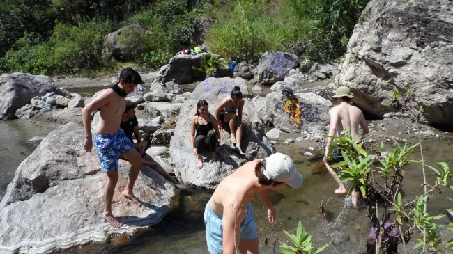 El Río Caliente es una manifestación natural de las aguas termales que emanan del suelo volcánico del bosque.