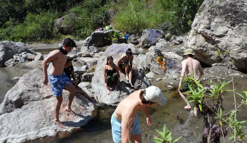 El Río Caliente es una manifestación natural de las aguas termales que emanan del suelo volcánico del bosque.