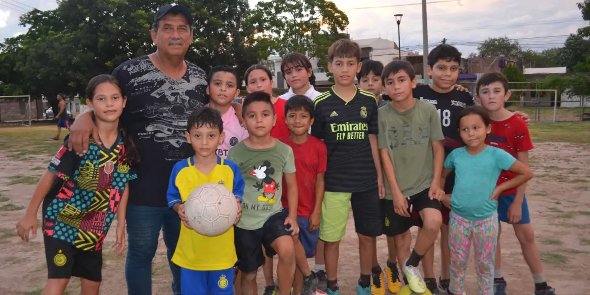 Con el deseo de ofrecer una alternativa positiva a los niños y jóvenes, Alfredo convirtió un terreno en un espacio de crecimiento. Su esfuerzo ha permitido que cientos de menores sueñen con un futuro mejor. Foto: Juan Madrigal