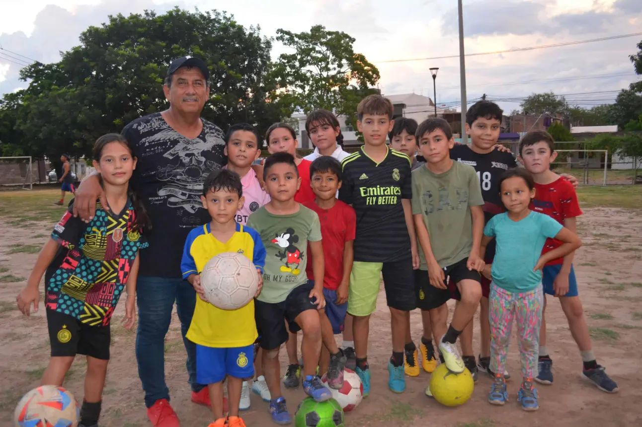 Con el deseo de ofrecer una alternativa positiva a los niños y jóvenes, Alfredo convirtió un terreno en un espacio de crecimiento. Su esfuerzo ha permitido que cientos de menores sueñen con un futuro mejor. Foto: Juan Madrigal