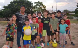 ‘Mohamed’ convierte el futbol en un refugio de valores para niños y jóvenes en la colonia Amistad en Culiacán