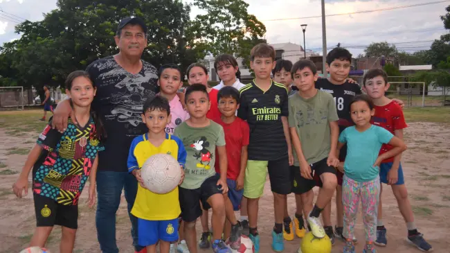 Con el deseo de ofrecer una alternativa positiva a los niños y jóvenes, Alfredo convirtió un terreno en un espacio de crecimiento. Su esfuerzo ha permitido que cientos de menores sueñen con un futuro mejor. Foto: Juan Madrigal
