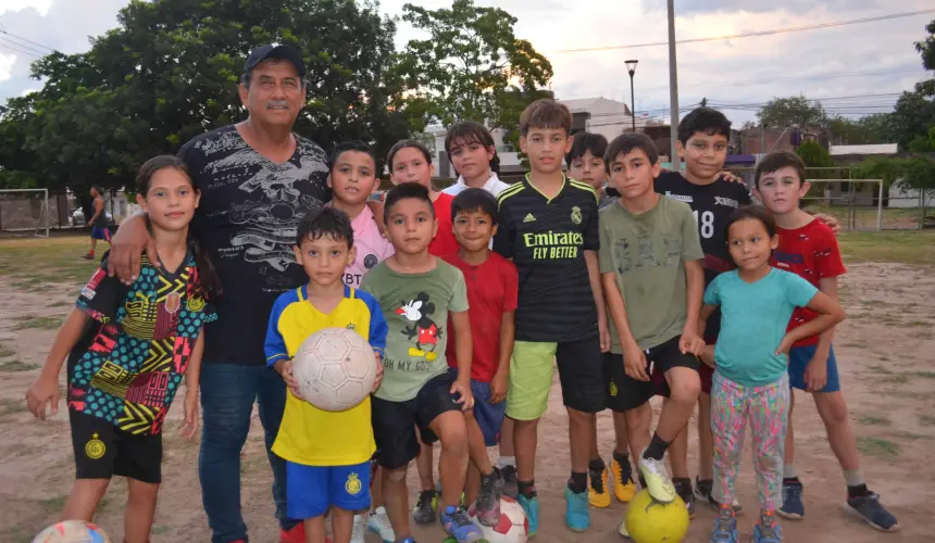 Con el deseo de ofrecer una alternativa positiva a los niños y jóvenes, Alfredo convirtió un terreno en un espacio de crecimiento. Su esfuerzo ha permitido que cientos de menores sueñen con un futuro mejor. Foto: Juan Madrigal