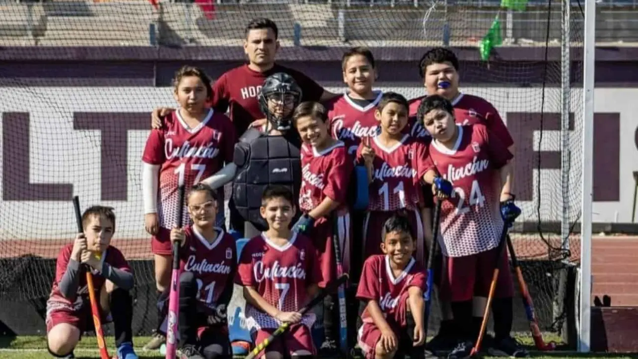 Erick Beltrán Félix, con más de cinco años impulsando el hockey sobre pasto en Culiacán, enseña esta disciplina a niños y niñas para su desarrollo integral. Su enfoque promueve valores como solidaridad, respeto y responsabilidad. Foto: Asociación de Hockey de Baja California A.C.