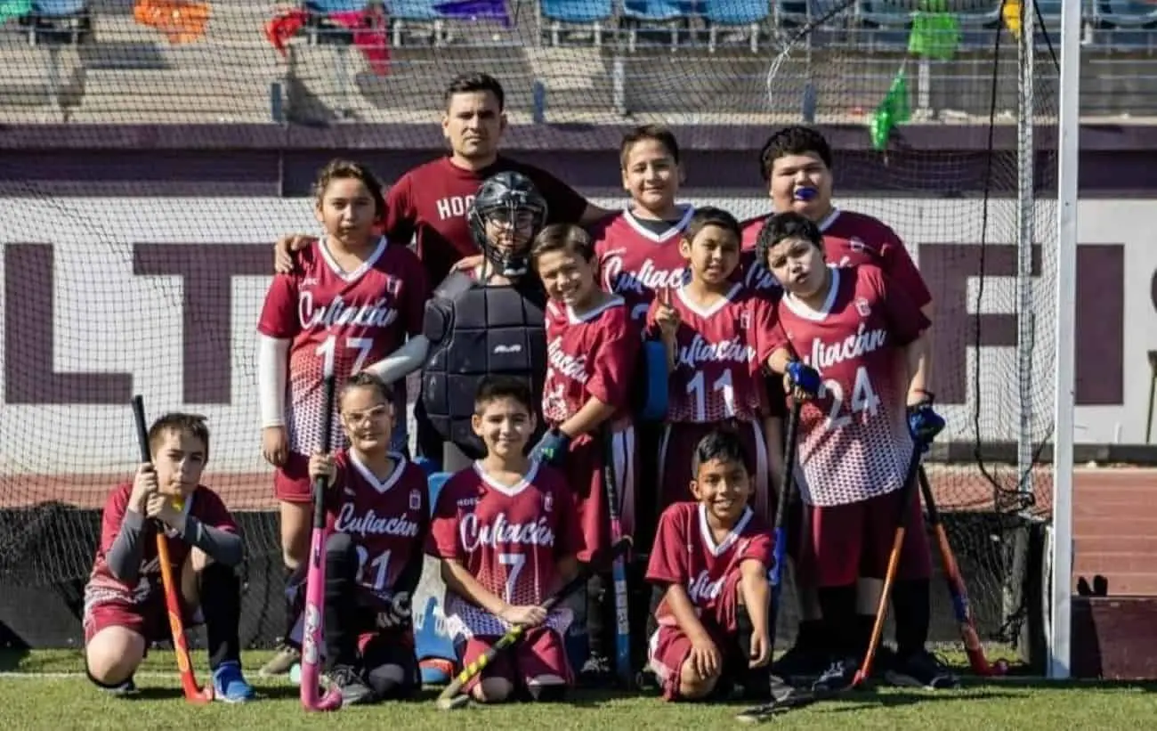 Erick Beltrán Félix, con más de cinco años impulsando el hockey sobre pasto en Culiacán, enseña esta disciplina a niños y niñas para su desarrollo integral. Su enfoque promueve valores como solidaridad, respeto y responsabilidad. Foto: Asociación de Hockey de Baja California A.C.