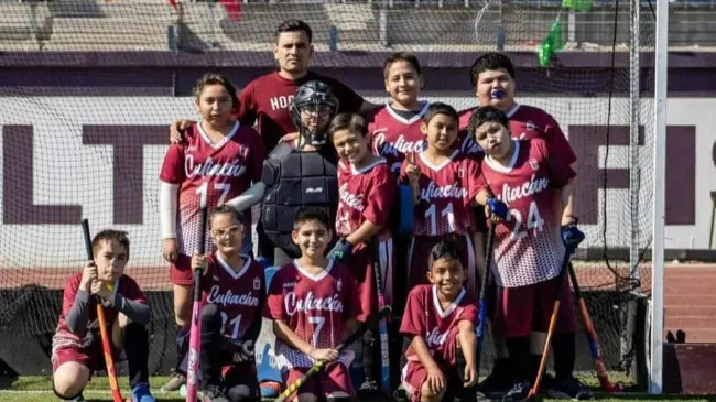 Erick Beltrán Félix, con más de cinco años impulsando el hockey sobre pasto en Culiacán, enseña esta disciplina a niños y niñas para su desarrollo integral. Su enfoque promueve valores como solidaridad, respeto y responsabilidad. Foto: Asociación de Hockey de Baja California A.C.