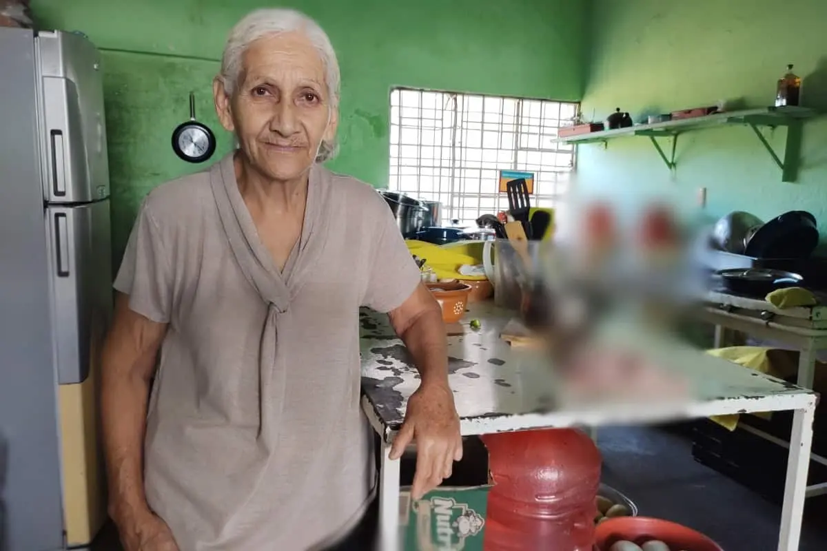 A sus 72 años, doña Adela Astorga se mantiene activa en su lonchería ubicada en Tierra Blanca, por Obregón y Artesanos, en Culiacán.