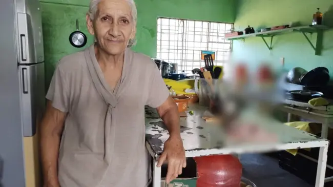 A sus 72 años, doña Adela Astorga se mantiene activa en su lonchería ubicada en Tierra Blanca, por Obregón y Artesanos, en Culiacán.
