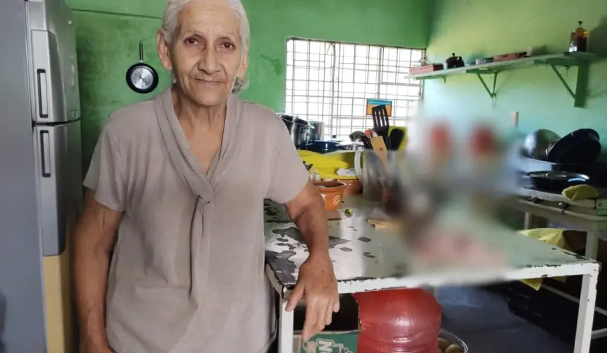 A sus 72 años, doña Adela Astorga se mantiene activa en su lonchería ubicada en Tierra Blanca, por Obregón y Artesanos, en Culiacán.