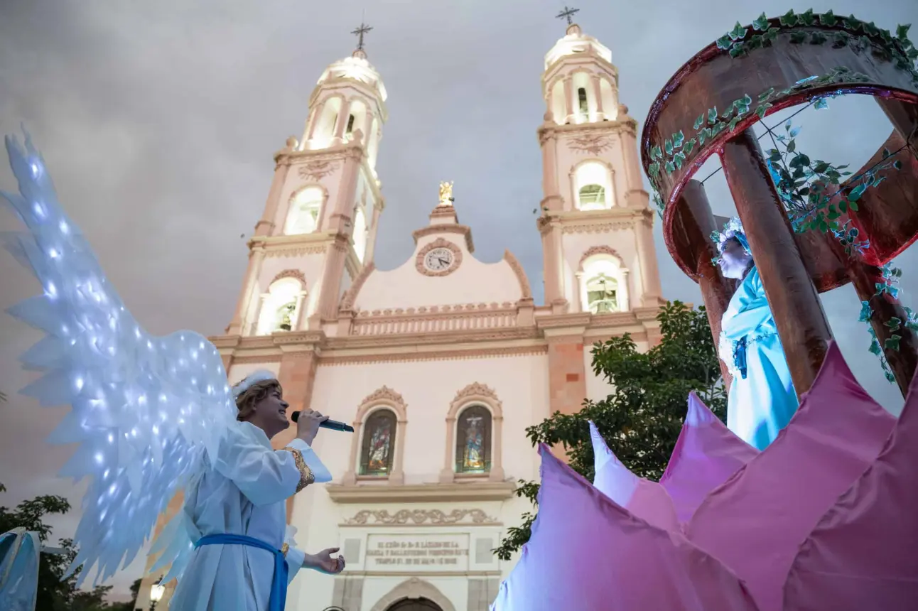 La magia de la Navidad cautivó a Culiacán con valores como generosidad, paz y gratitud en cada paso del desfile que se realizó sobre la avenida Álvaro Obregón.