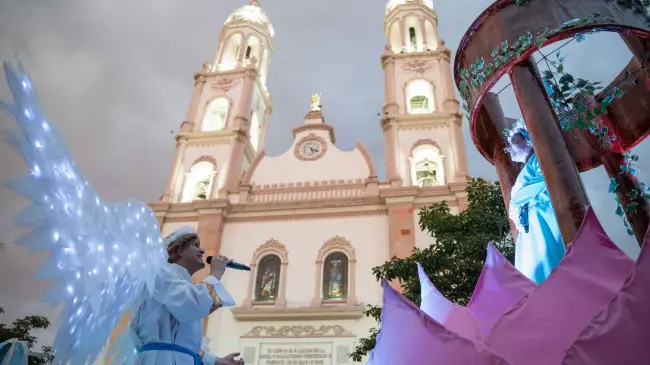 La magia de la Navidad cautivó a Culiacán con valores como generosidad, paz y gratitud en cada paso del desfile que se realizó sobre la avenida Álvaro Obregón.