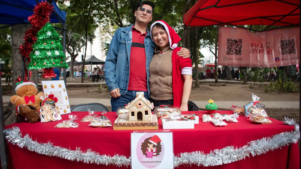 El talento joven toma la plazuela Álvaro Obregón en una jornada de fiesta y emprendimiento en el Bazar Juvenil organizado por el IMJU.