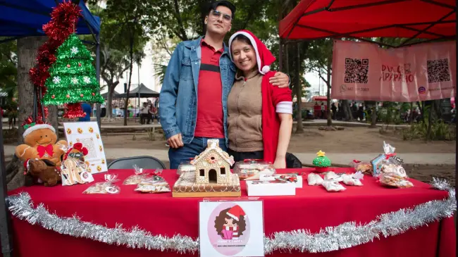 El talento joven toma la plazuela Álvaro Obregón en una jornada de fiesta y emprendimiento en el Bazar Juvenil organizado por el IMJU.