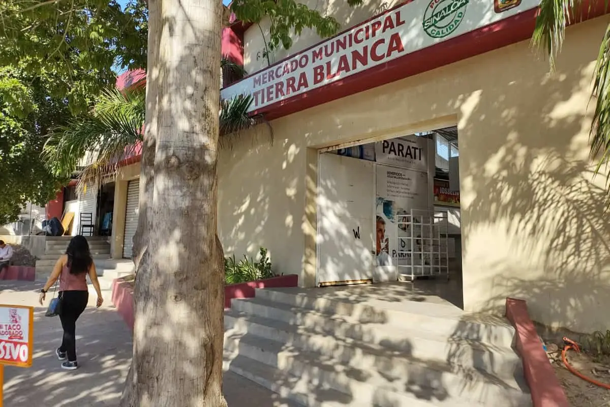 El Mercado Municipal de Tierra Blanca se ubica en la esquina de Reynaldo González y Amado Nervo, en el corazón de la colonia.