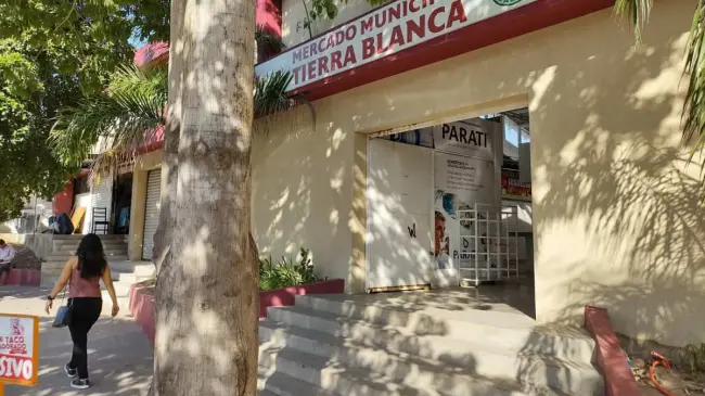 El Mercado Municipal de Tierra Blanca se ubica en la esquina de Reynaldo González y Amado Nervo, en el corazón de la colonia.