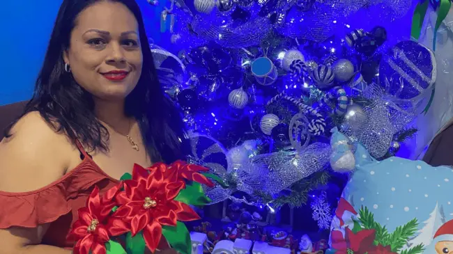 Con sus creaciones Navideñas, Lupita ha logrado superar cada desafío que la vida le presenta.