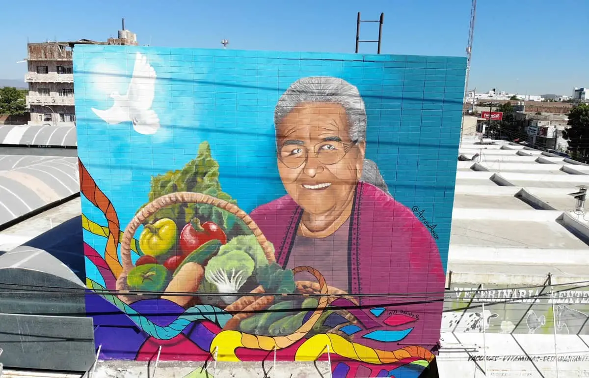 Con la obra Nuestra Abuela, el artista Mitl Gaxiola representa el gran significado de las mujeres en sus nietos y la importancia de la enseñanza de valores en la construcción de paz.