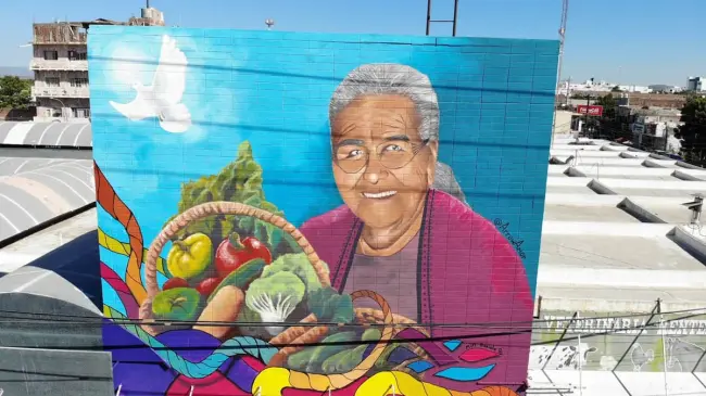 Con la obra Nuestra Abuela, el artista Mitl Gaxiola representa el gran significado de las mujeres en sus nietos y la importancia de la enseñanza de valores en la construcción de paz.