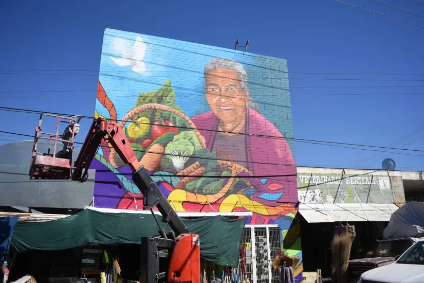 La obra, Nuestra Abuela es una representación de la importancia de las mujeres en la vida de los sinaloenses según el artista Mitl Gaxiola. 