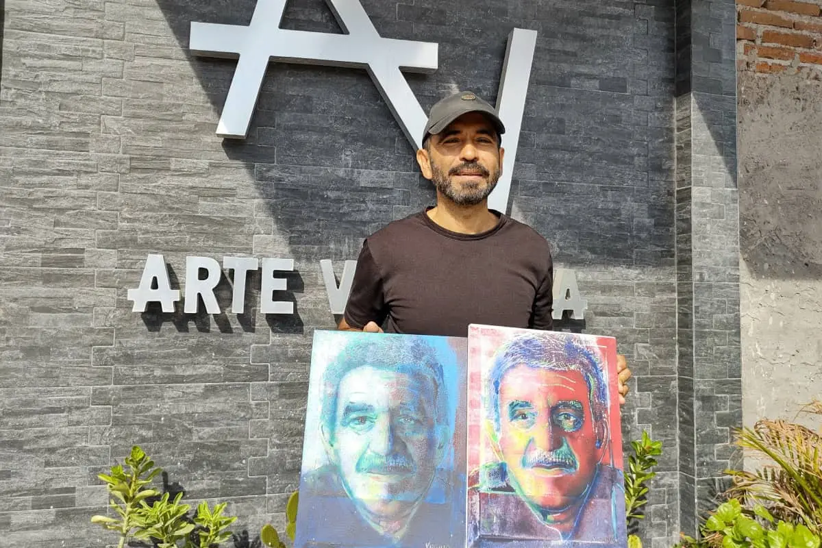 Jaime Vizcarra muestra algunas de sus obras que guarda a la vista de la gente en su casa, en la colonia Gabriel Leyva.