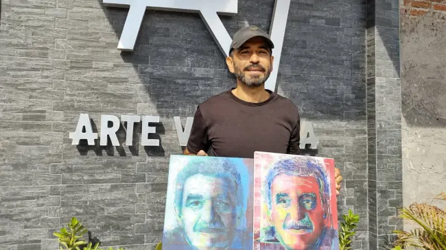Jaime Vizcarra muestra algunas de sus obras que guarda a la vista de la gente en su casa, en la colonia Gabriel Leyva.