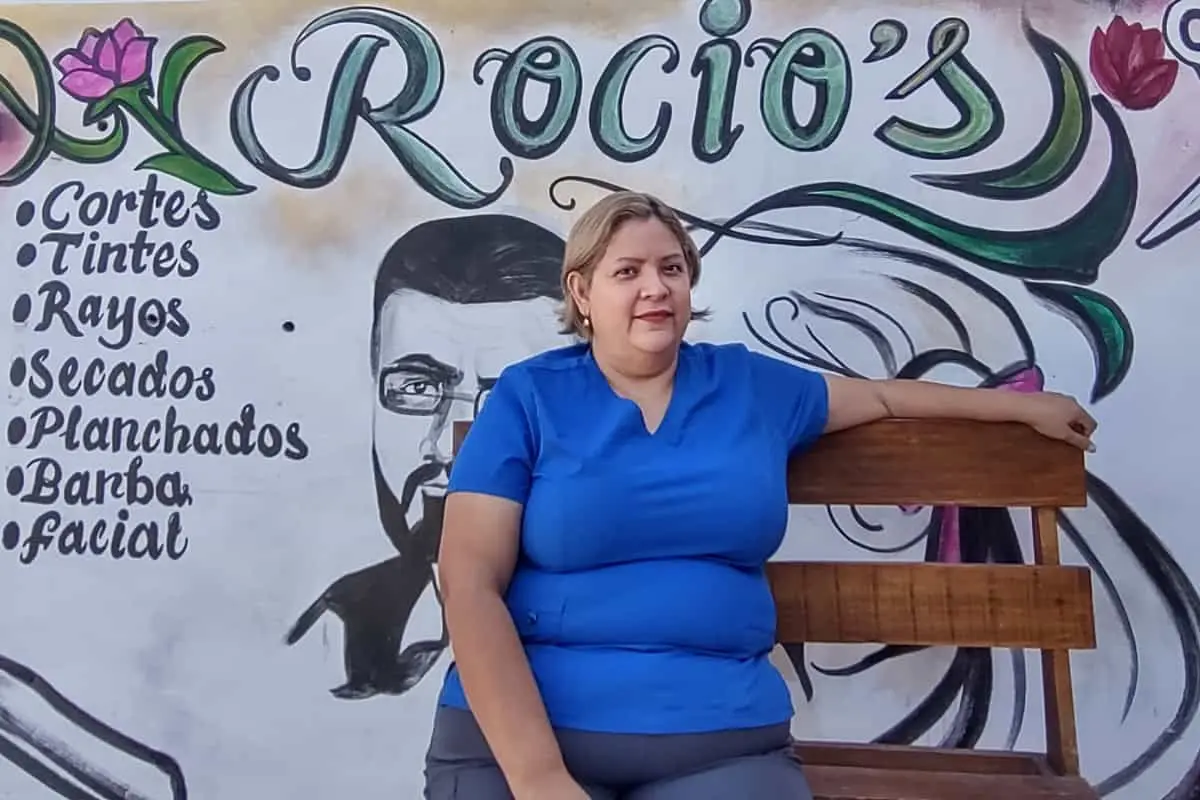 Con casi tres décadas cortando cabello, Rocío Ramos es un ejemplo de constancia y pasión.