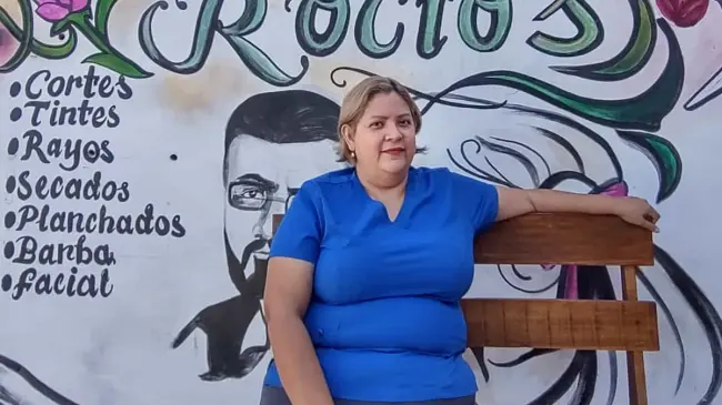 Con casi tres décadas cortando cabello, Rocío Ramos es un ejemplo de constancia y pasión.