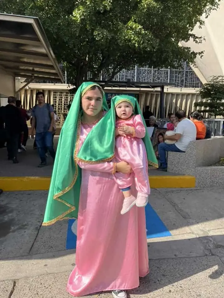 Feligreses llegan a La Lomita para festejar a la Virgen de Guadalupe.