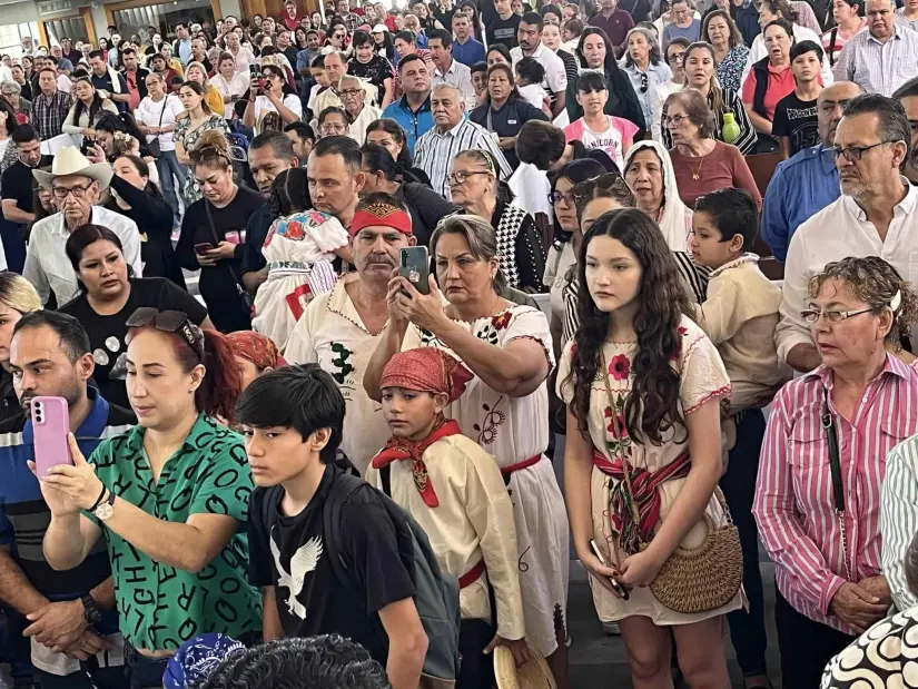 Feligreses llegan a La Lomita para festejar a la Virgen de Guadalupe.