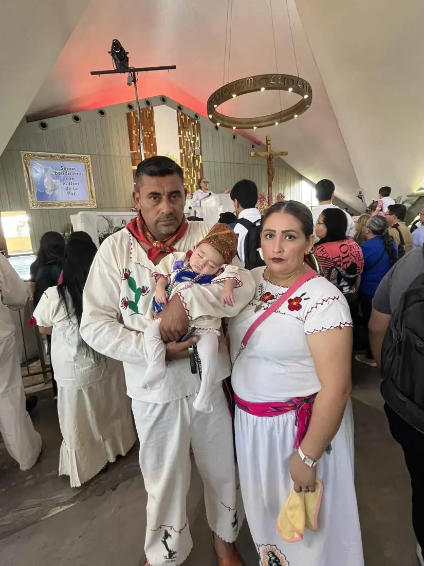 Feligreses llegan a La Lomita para festejar a la Virgen de Guadalupe.