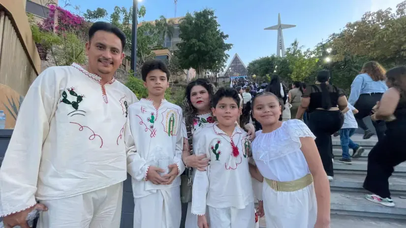 Personas acuden a visitar a la Virgen de Guadalupe. Personas acuden a visitar a la Virgen de Guadalupe.
