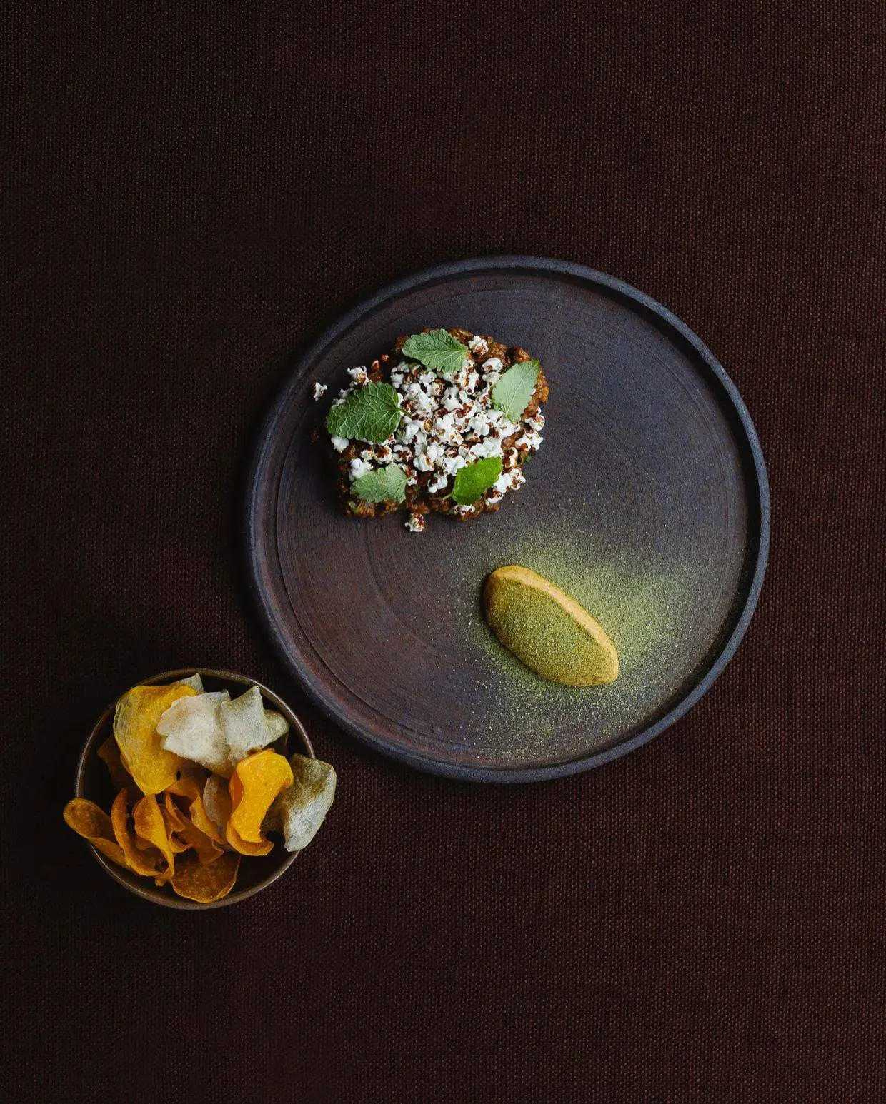 Tartar de venado, palomitas de sorgo, emulsión de miso y chile morita Foto: Restaurante Alcalde