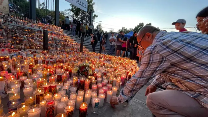 Un hombre coloca veladoras en honor a la Virgen de Guadalupe. Un hombre coloca veladoras en honor a la Virgen de Guadalupe.