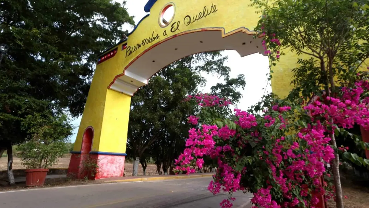Entrada al pueblo El Quelite.