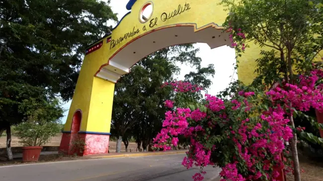 Entrada al pueblo El Quelite.