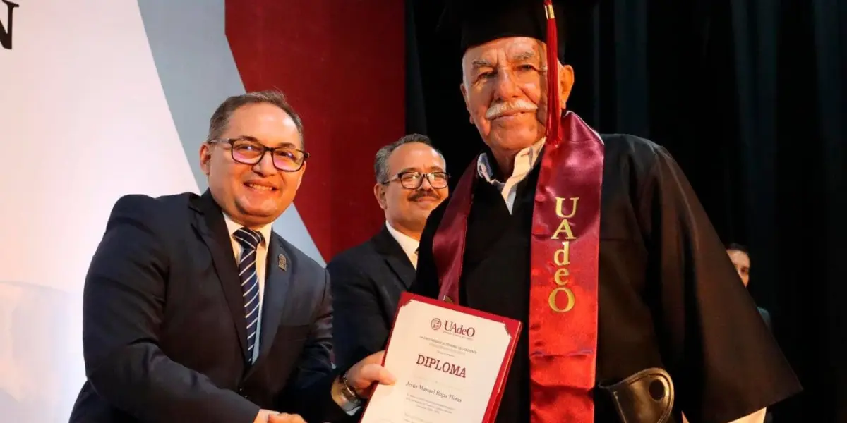 Don Manuel Rojas, de 74 años, se gradúa como licenciado en Derecho en la UAdeO.