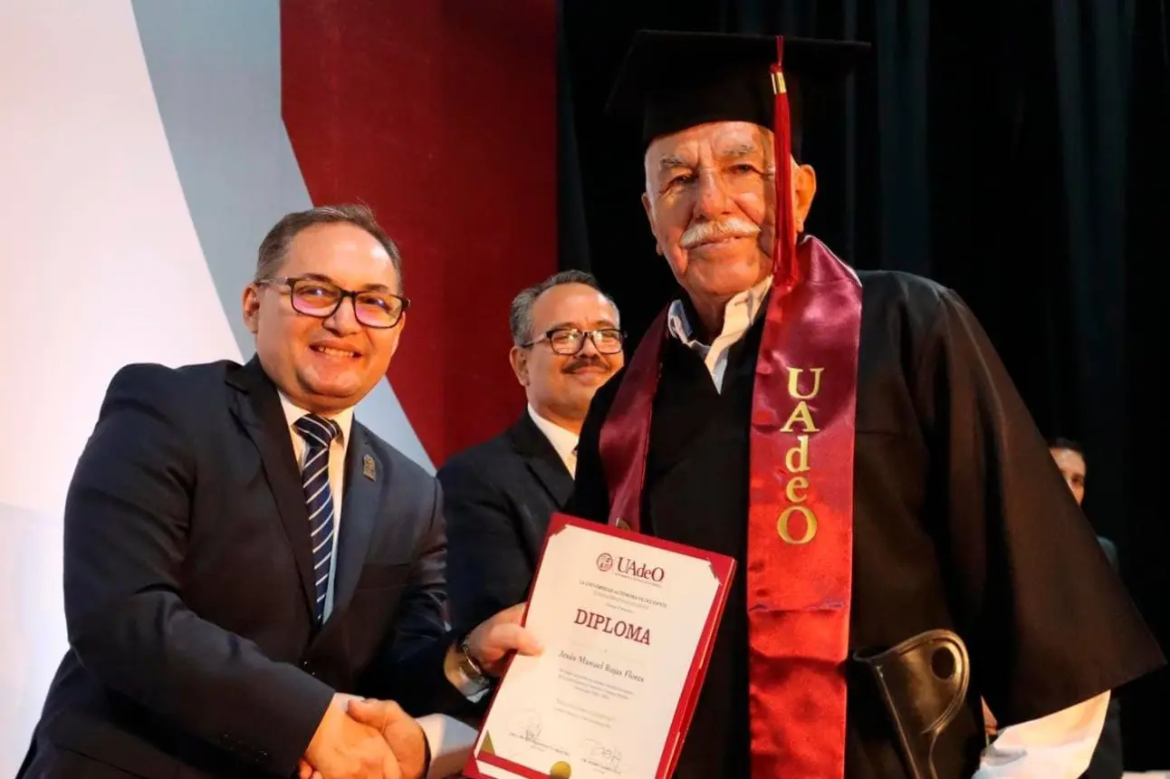 Don Manuel Rojas, de 74 años, se gradúa como licenciado en Derecho en la UAdeO.