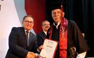 ¡Que se enteré todo el mundo! Don Manuel Rojas, de 74 años, se gradúa como licenciado en Derecho en la UAdeO