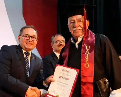 ¡Que se enteré todo el mundo! Don Manuel Rojas, de 74 años, se gradúa como licenciado en Derecho en la UAdeO