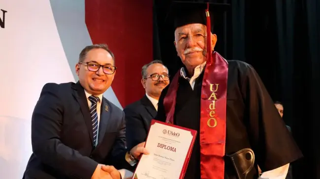 Don Manuel Rojas, de 74 años, se gradúa como licenciado en Derecho en la UAdeO.