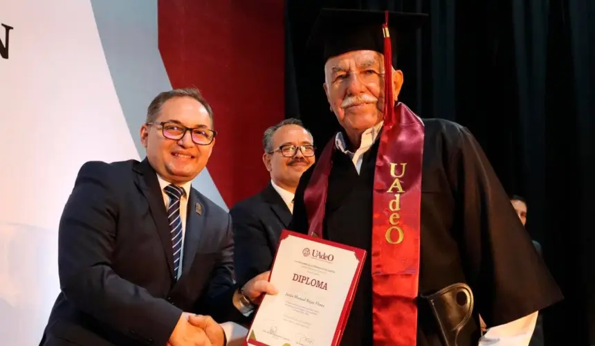 Don Manuel Rojas, de 74 años, se gradúa como licenciado en Derecho en la UAdeO.