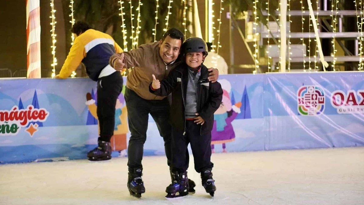 Las familias ya disfrutan de la pista de hielo gratis en el Parque Primavera en Oaxaca. Foto: Cortesía