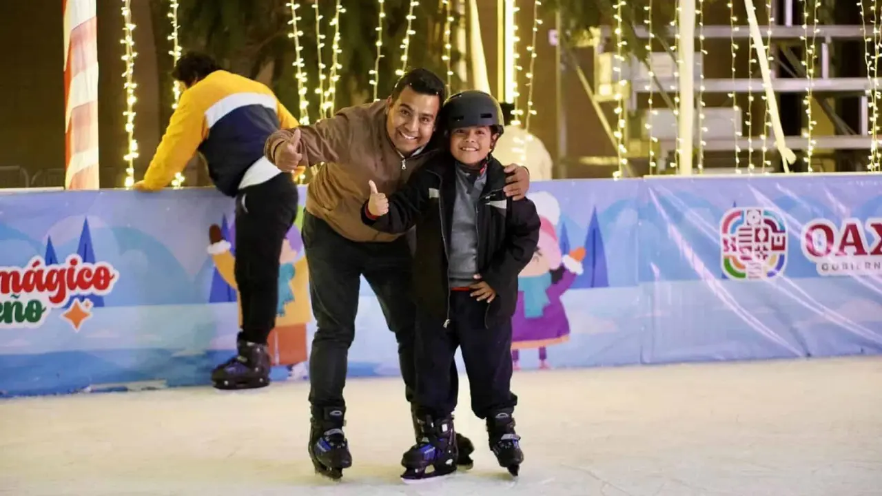 Las familias ya disfrutan de la pista de hielo gratis en el Parque Primavera en Oaxaca. Foto: Cortesía
