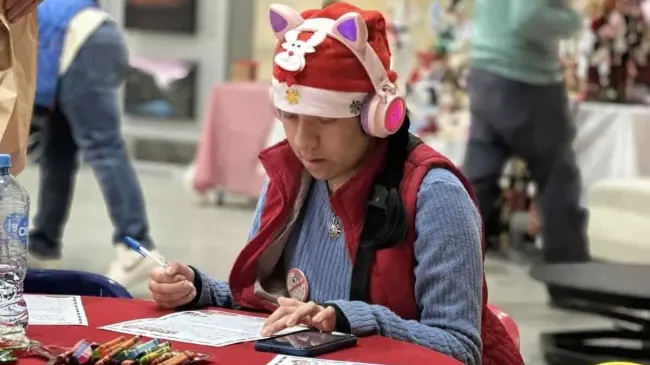 Un niño le escribe su carta a Santa.
