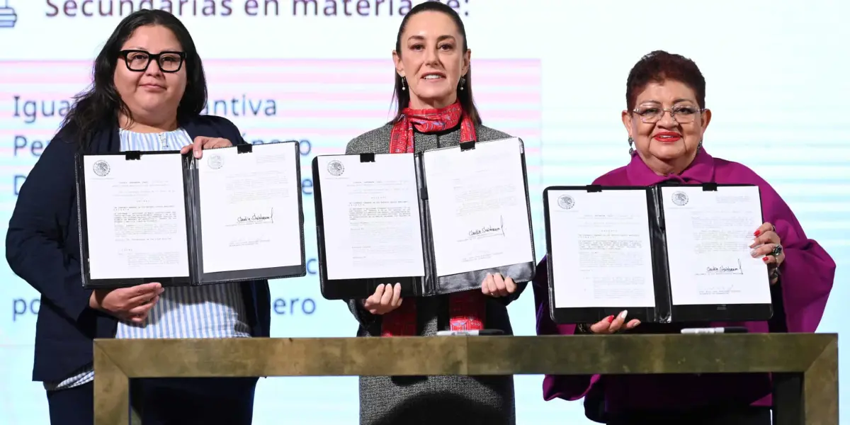 Claudia Sheinbaum firma reforma histórica para promover igualdad de género en México.